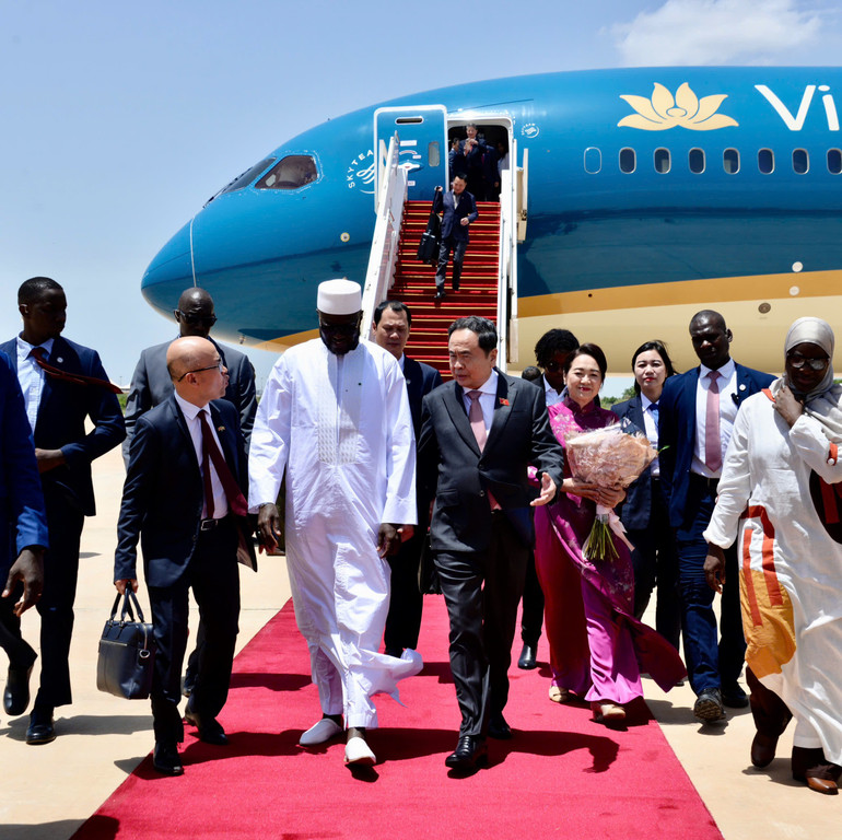 Chủ tịch Quốc hội Cộng hòa Senegal El Malick Ndiaye ra chân cầu thang máy bay chào đón Chủ tịch Quốc hội Trần Thanh Mẫn cùng Phu nhân Nguyễn Thị Thanh Nga và Đoàn đại biểu cấp cao Việt Nam. z6830937716265-063cf4e9dde625958fed5596e6c4d48d.jpg