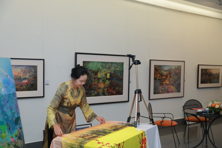 Der Künstler Tran Thanh Thuc demonstriert einige Schritte zur Herstellung eines Kunstwerks aus Stoff. 524472829-1355562473238136-6164494741452909212-n.jpg