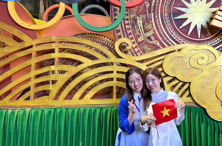 Ca sĩ Trang Pháp lưu lại khoảnh khắc đáng nhớ cùng biên tập viên Báo Nhân Dân. z6951227441799-ca6f1abd251c3d8952fef3ba1266e137.jpg