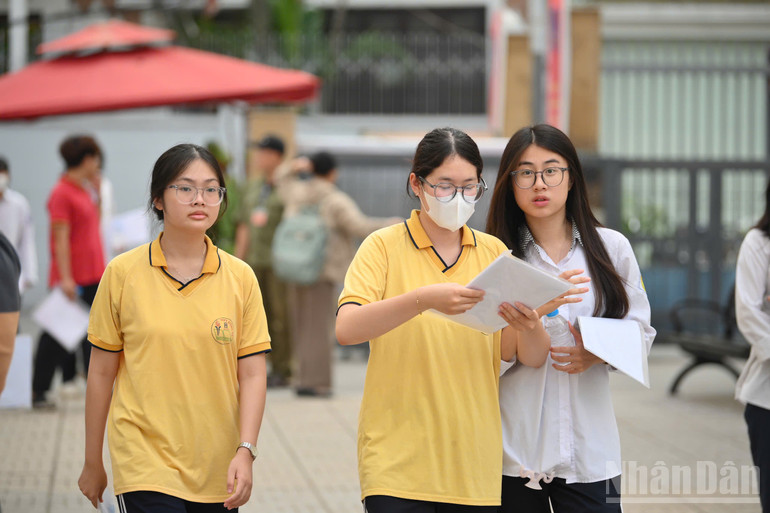 Các thí sinh bước vào môn thi đầu tiên của Kỳ thi tốt nghiệp trung học phổ thông. (Ảnh: THẾ ĐẠI) ndo_br_z6742620695286-e7dde3f9b86d4aedcb4326b17df23d7e.jpg
