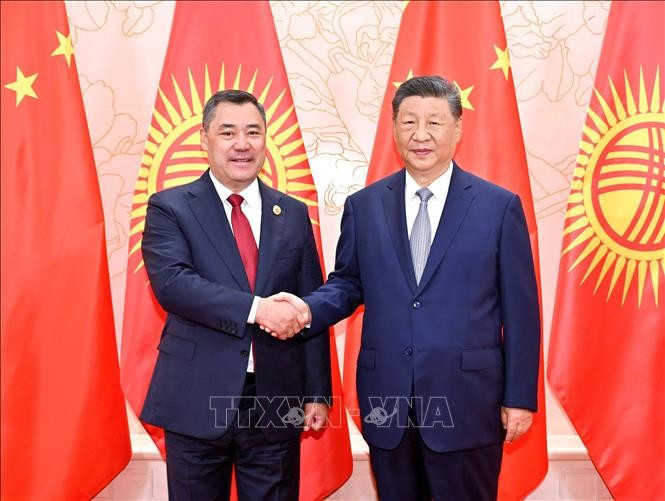 Trong cuộc gặp Tổng thống Kyrgyzstan Sadyr Japarov (trái), ông Tập Cận Bình khẳng định Trung Quốc sẽ hoàn toàn ủng hộ Kyrgyzstan đảm nhận chức Chủ tịch luân phiên SCO, đồng thời kêu gọi hai nước mở rộng hợp tác trong các lĩnh vực mới nổi, trong đó có năng lượng sạch và trí tuệ nhân tạo (AI). (Ảnh: THX) Trong cuộc gặp Tổng thống Kyrgyzstan Sadyr Japarov (trái), ông Tập Cận Bình khẳng định Trung Quốc sẽ hoàn toàn ủng hộ Kyrgyzstan đảm nhận chức Chủ tịch luân phiên SCO, đồng thời kêu gọi hai nước mở rộng hợp tác trong các lĩnh vực mới nổi, trong đó có năng lượng sạch và trí tuệ nhân tạo (AI). (Ảnh: THX)