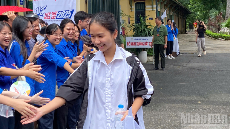 Một trong những thí sinh rời điểm thi Trường trung học phổ thông chuyên Chu Văn An đầu tiên, sau khi hoàn thành xong bài thi Ngữ văn chuyên. (Ảnh: NGỌC KHÁNH) ndo_br_thiet-ke-chua-co-ten-13.png
