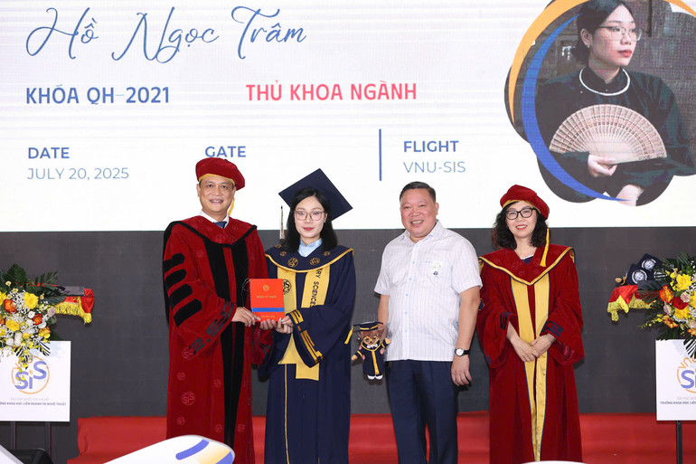 Thủ khoa ngành Quản trị tài nguyên di sản nhận bằng tốt nghiệp từ Phó Giáo sư, Tiến sĩ Nguyễn Văn Hiệu. z6823064754954-2d66d5665b749fdb7ea3737faeea9637.jpg