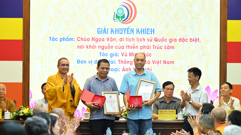Tác giả Trần Thanh Hải (thứ 2 từ trái qua) đoạt giải Khuyến Khích hạng mục ảnh báo chí. thiet-ke-chua-co-ten-6.png