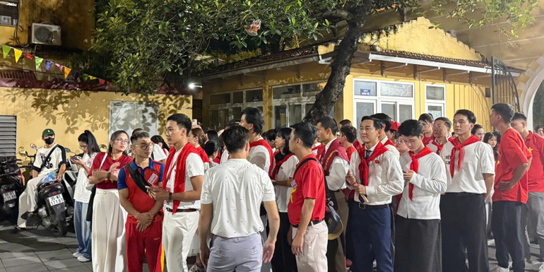 Khối Nghệ sĩ có sự góp mặt của nhiều diễn viên, ca sĩ ở ba miền đất nước. z6951227919091-aeaa02e73cebc01ed349124077bc3e80.jpg