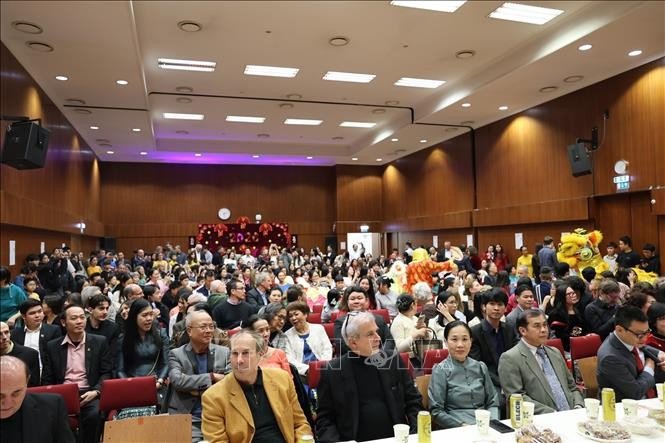 Đông đảo bà con Việt kiều và khách mời tham dự sự kiện.