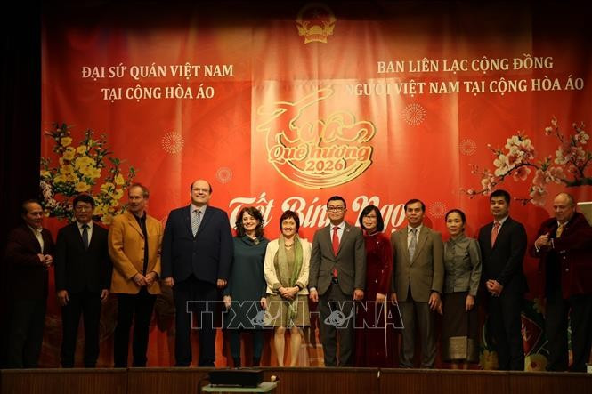 Các thành viên Ban liên lạc tại Áo chụp ảnh lưu niệm cùng đại diện nước sở tại.