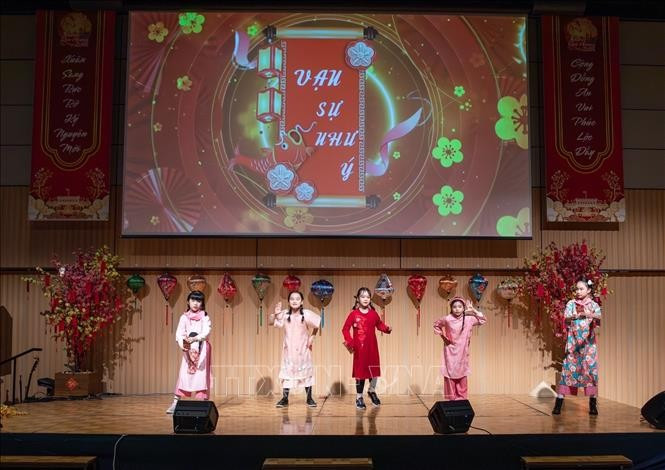 Con em kiều bào trình diễn văn nghệ mừng Xuân Bính Ngọ 2026.