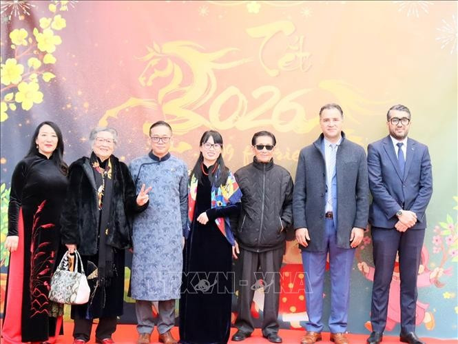 Ông Phạm Đỗ Nhật Quang (thứ ba, từ phải sang) tham gia sự kiện Tết cộng đồng - Xuân Quê hương 2026 tại Đại sứ quán Việt Nam ở Algeria. (Ảnh: TTXVN)