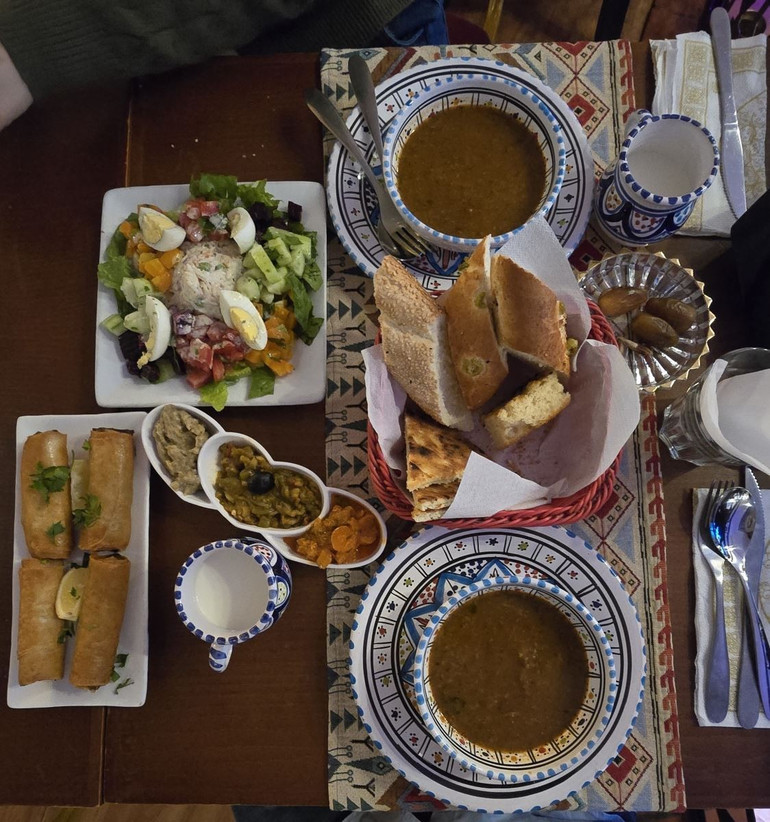 Sau chà là, sữa, người Hồi giáo Algeria sẽ dùng thêm súp, rau trộn và bánh truyền thống trước khi món chính được đưa ra.