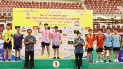 Ban tổ chức trao giải Nhất, Nhì, Ba nội dung đồng đội nam lứa tuổi 12-13 cho các vận động viên.