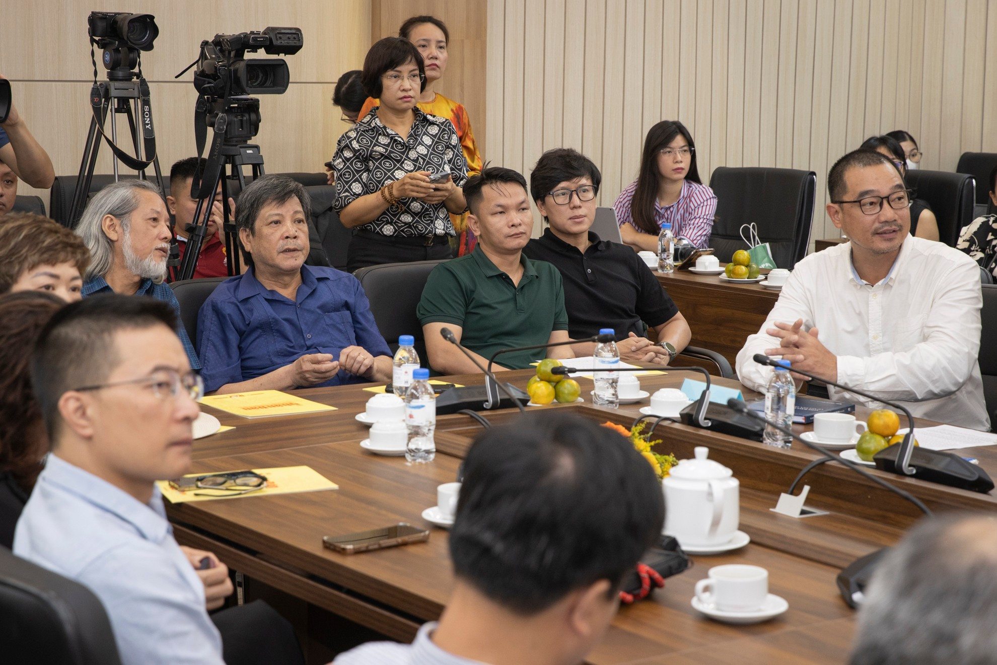 Đông đảo các nghệ sĩ nhiếp ảnh, phóng viên ảnh báo chí tham dự Lễ phát động. stnd6038.jpg