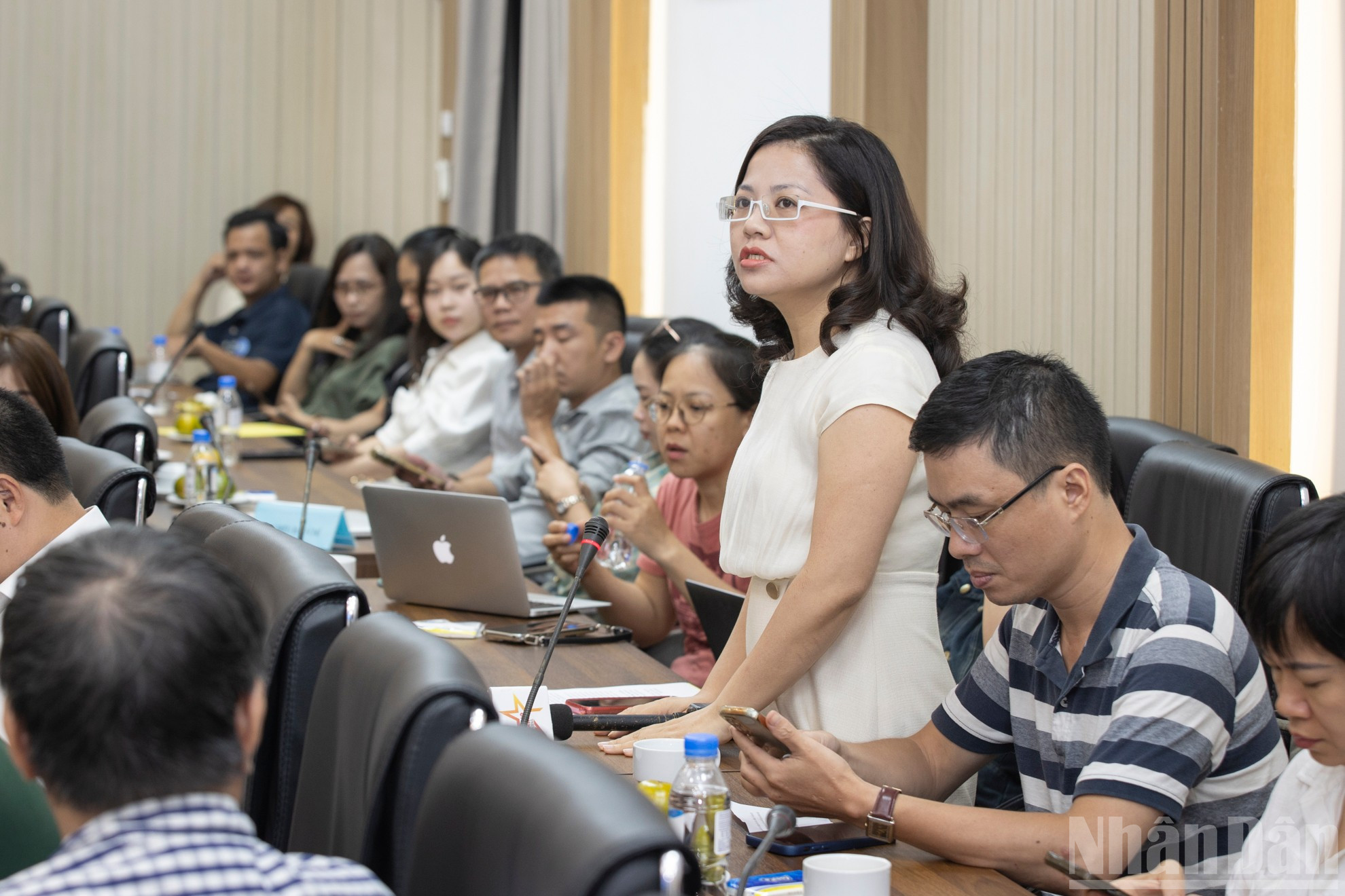 Phóng viên đặt câu hỏi tại Lễ phát động. ndo_br_stnd6213.jpg