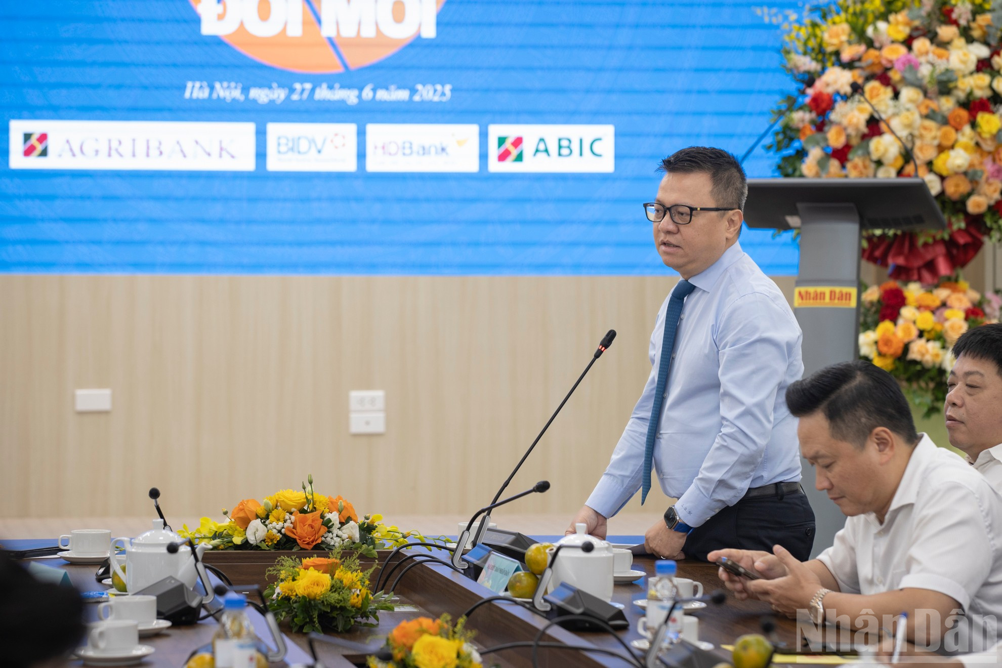 Tổng Biên tập Lê Quốc Minh thông tin về Cuộc thi. ndo_br_stnd6230.jpg