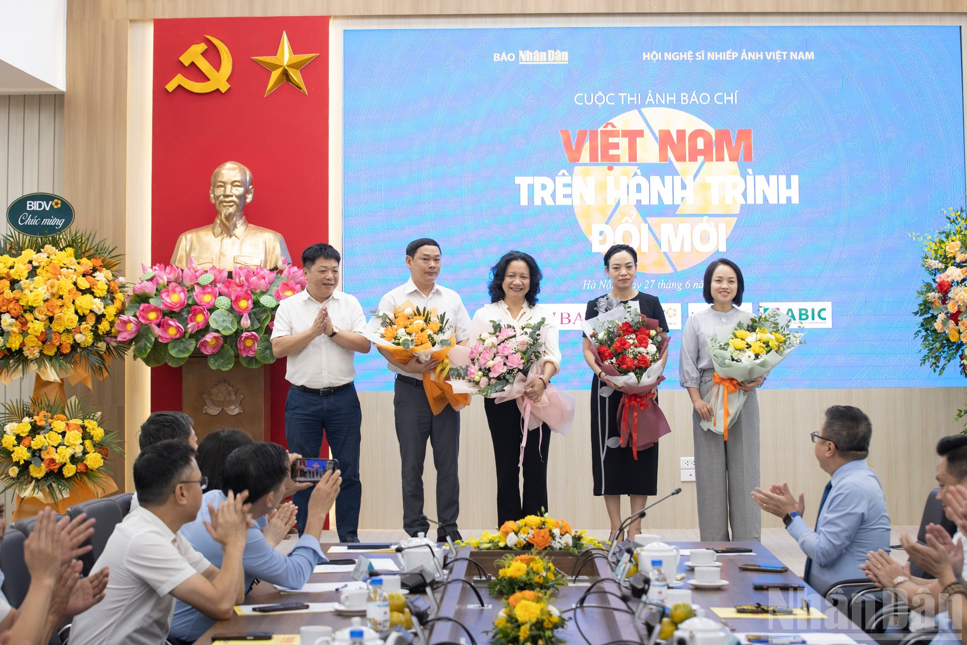 Ban Tổ chức Cuộc thi trao hoa, tặng các nhà tài trợ. ndo_br_stnd6276.jpg
