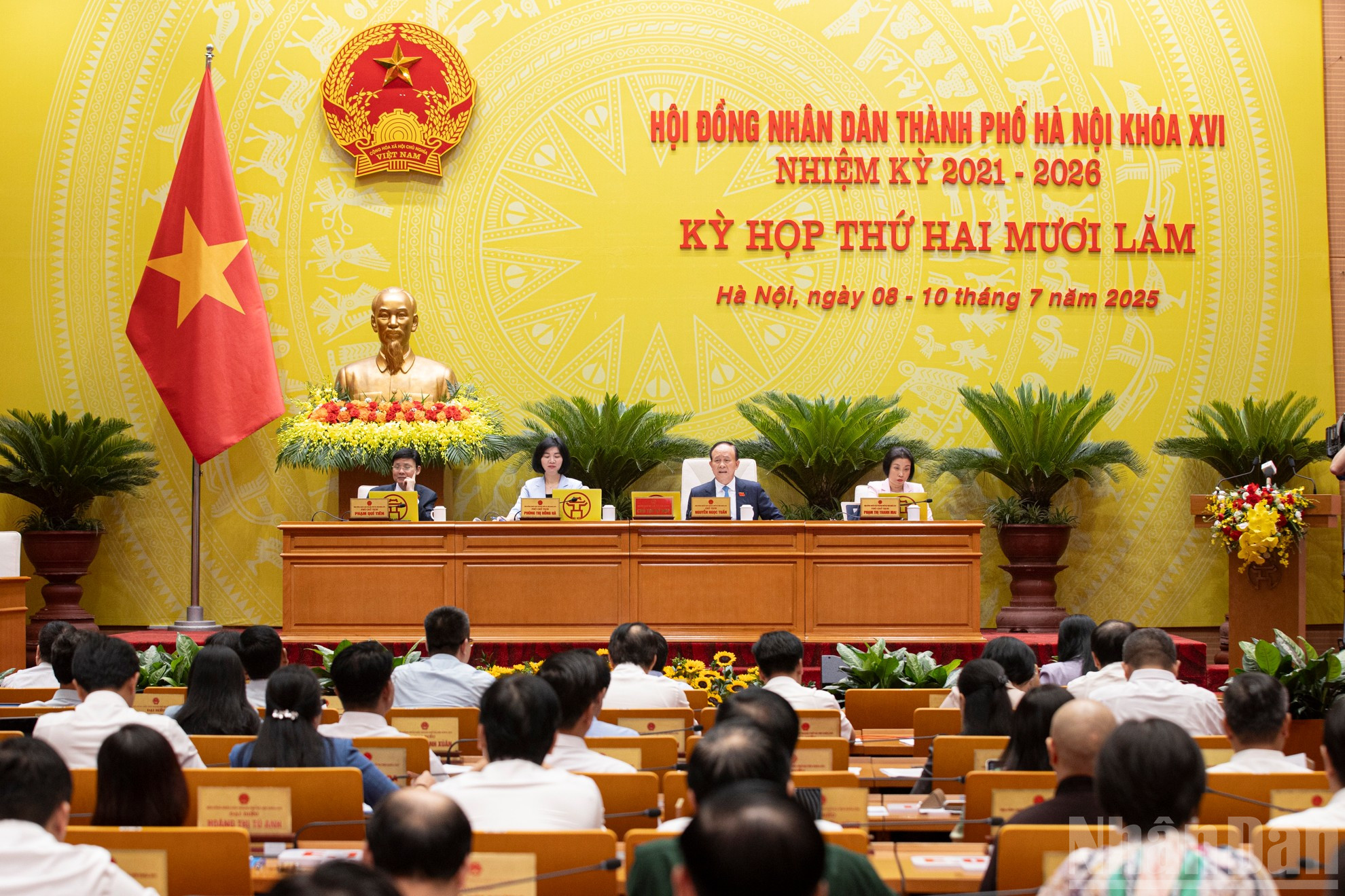 Đoàn chủ tọa tại phiên chất vấn. ndo_br_stnd9192.jpg