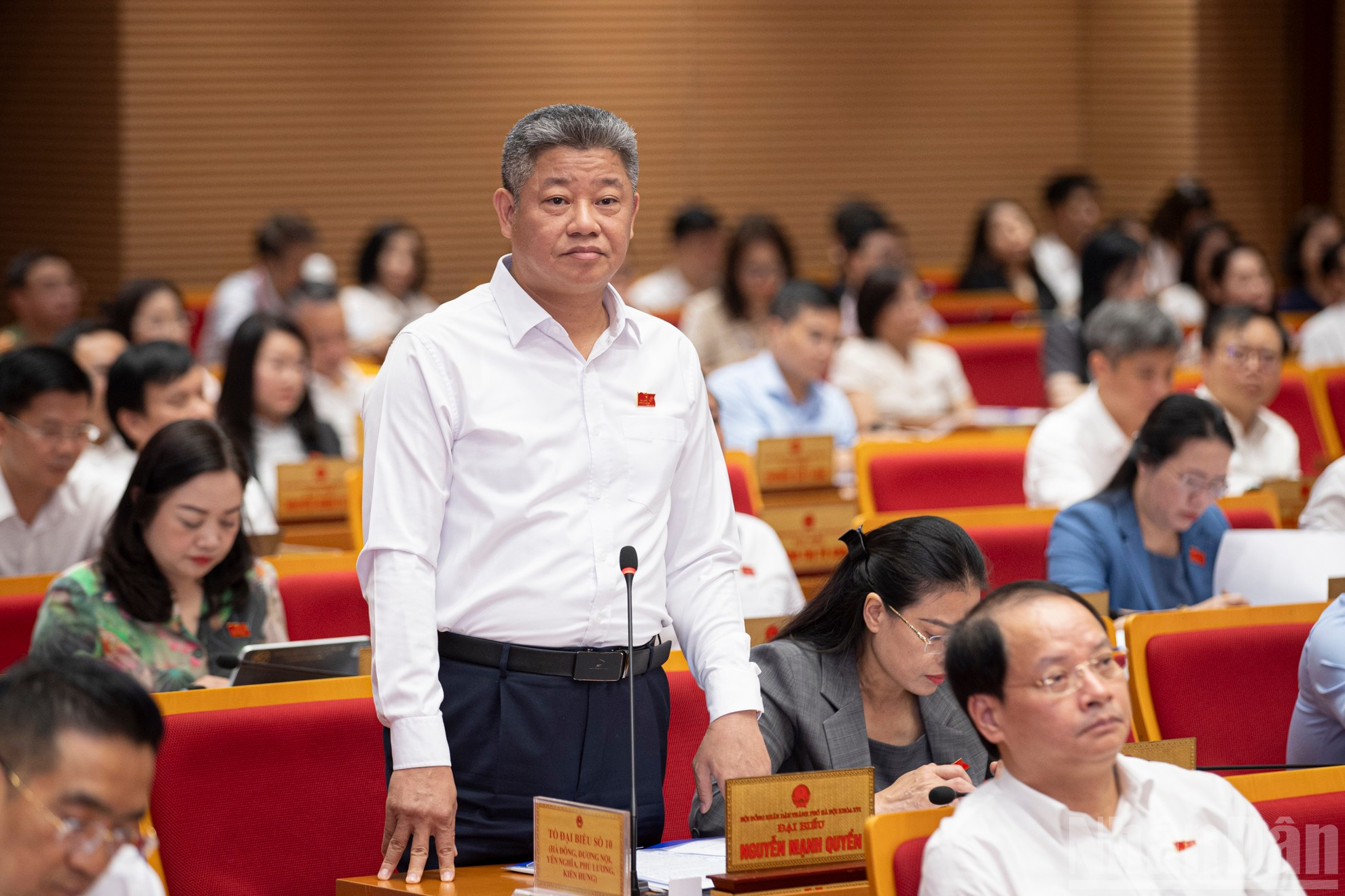 Phó Chủ tịch Ủy ban nhân dân thành phố Hà Nội Nguyễn Mạnh Quyền trả lời câu hỏi của các đại biểu. ndo_br_stnd9157.jpg