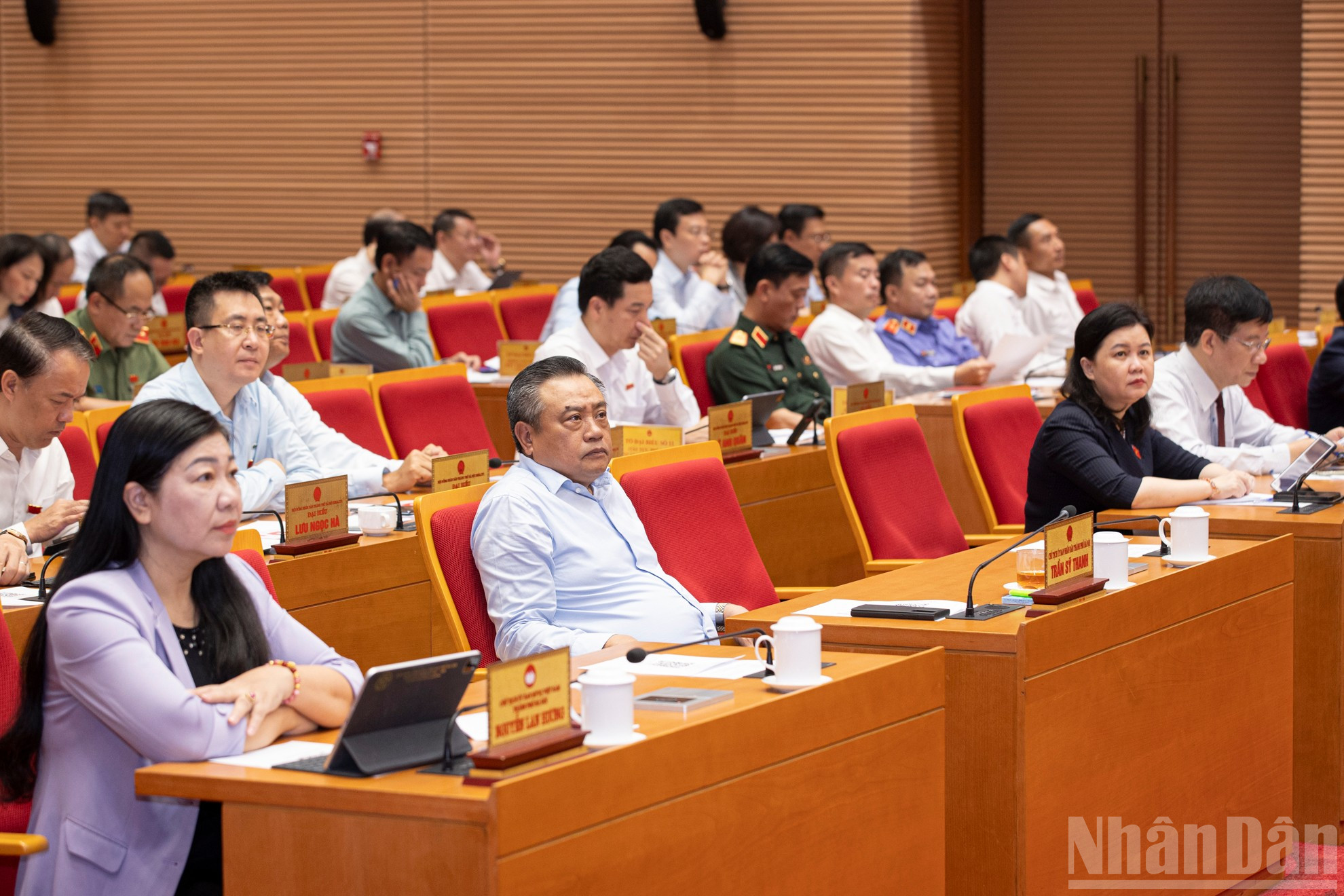 Chủ tịch Ủy ban nhân dân thành phố Trần Sỹ Thanh và các đại biểu dự phiên chất vấn . ndo_br_stnd9078.jpg