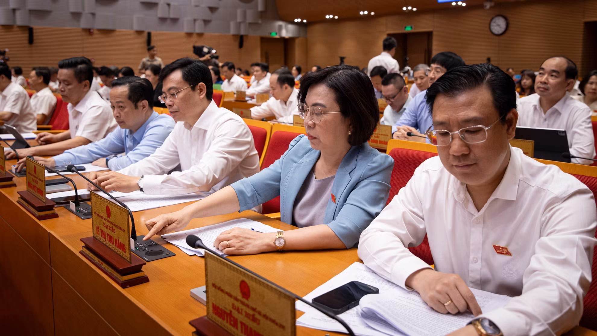 Các đại biểu bấm nút thông qua nhiều nghị quyết, chính sách quan trọng.