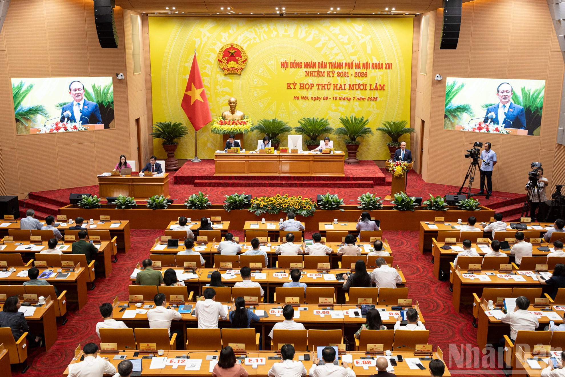Quang cảnh phiên chất vấn. ndo_br_stnd9267.jpg