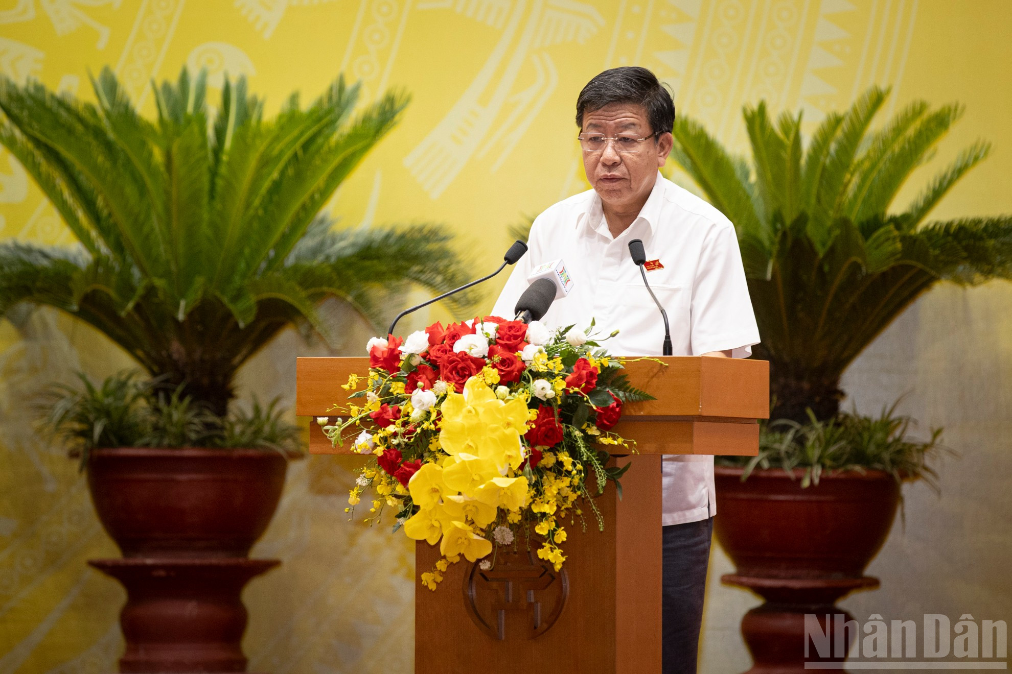 Phó Chủ tịch Ủy ban nhân dân thành phố Dương Đức Tuấn phát biểu tại kỳ họp. ndo_br_stnd9507.jpg