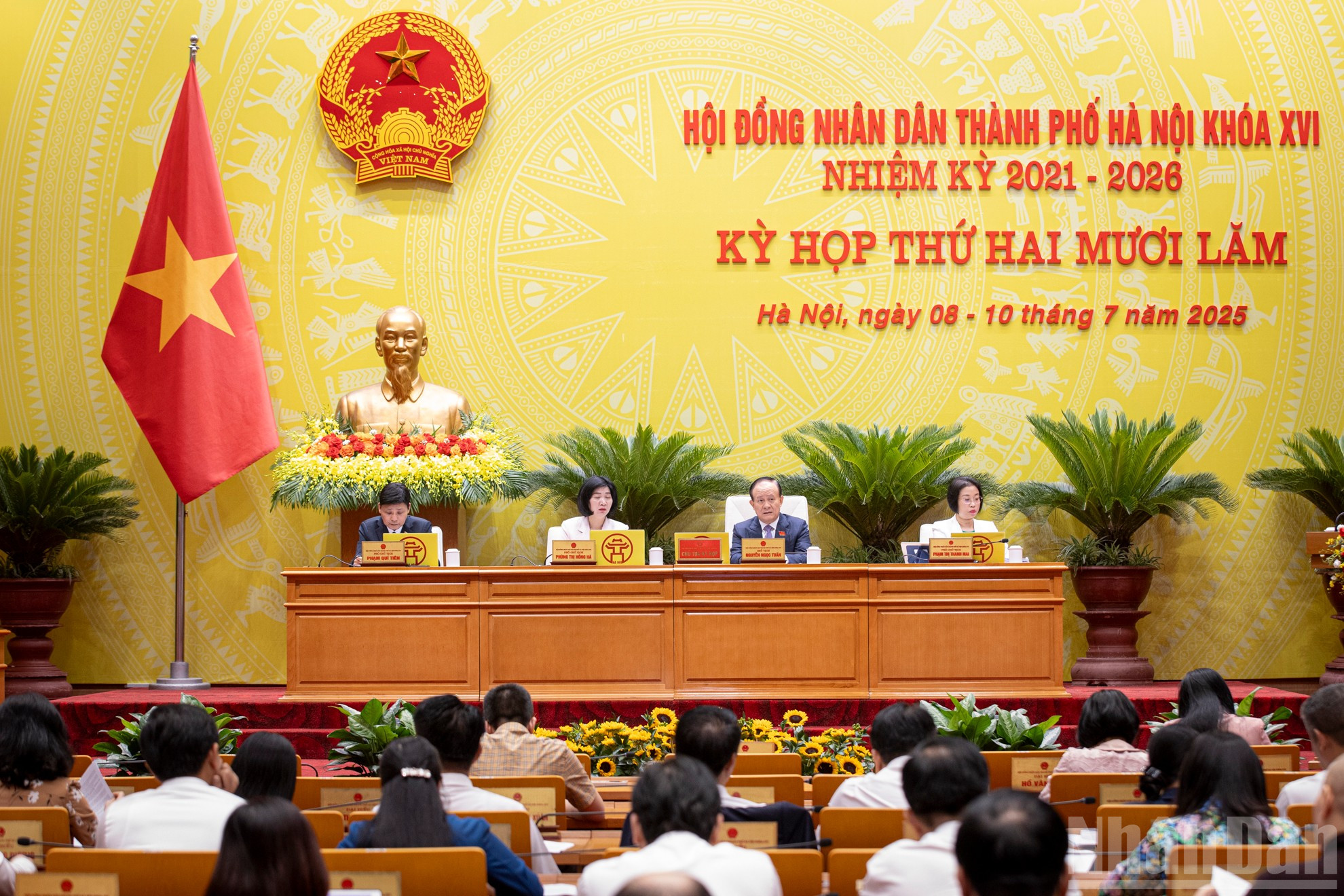 Đoàn chủ tọa điều hành Kỳ họp. ndo_br_stnd9516.jpg