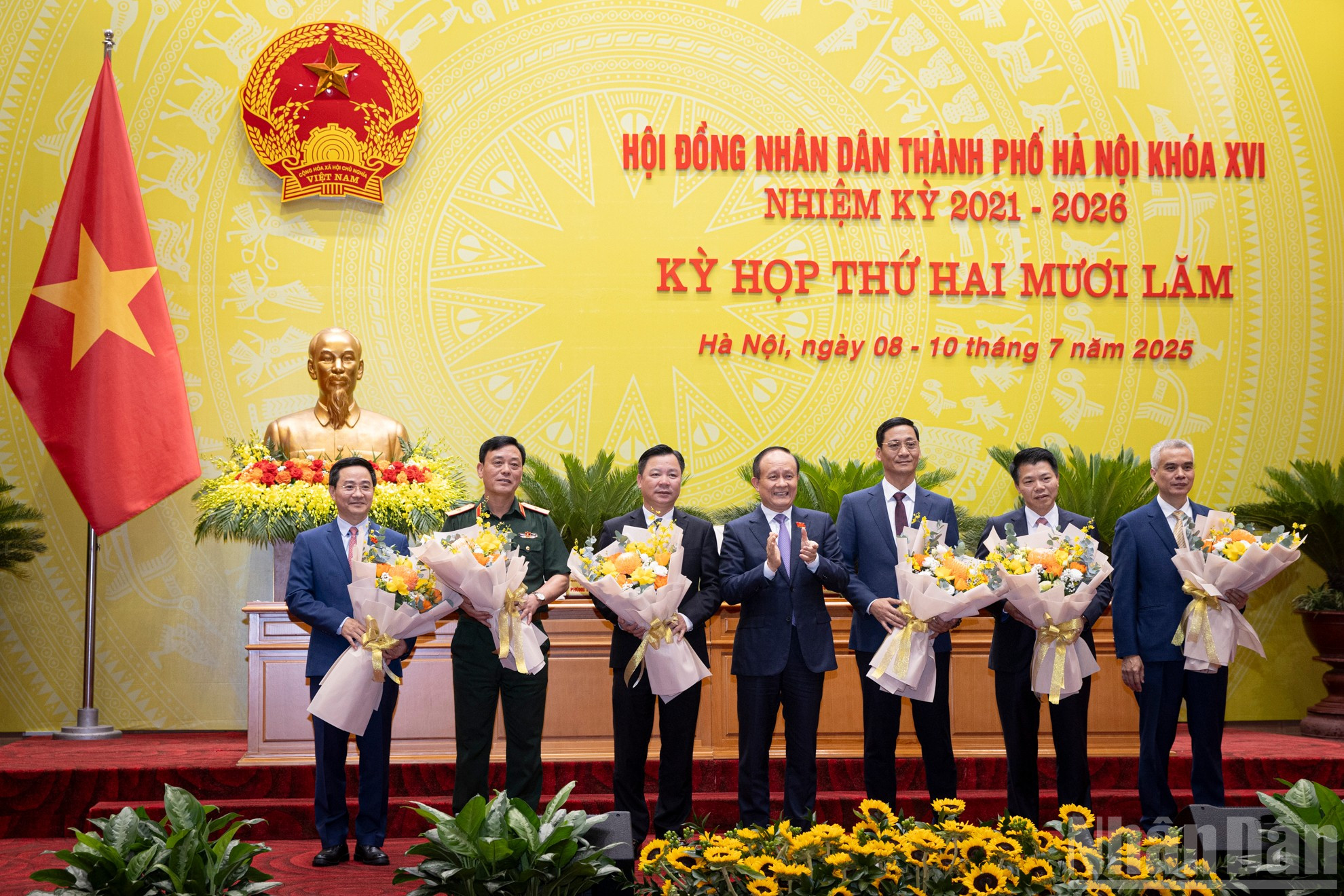 Chủ tịch Hội đồng nhân dân thành phố Nguyễn Ngọc Tuấn tặng hoa các Ủy viên Ủy ban nhân dân thành phố Hà Nội nhiệm kỳ 2021-2026 được bầu bổ sung. ndo_br_stnd9592.jpg