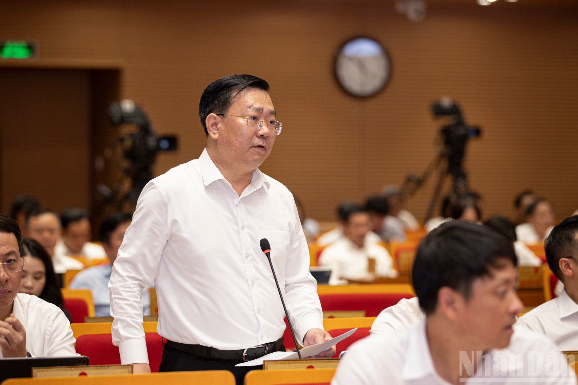 Giám đốc Sở Công thương Võ Nguyên Phong trả lời câu hỏi tại phiên chất vấn. ndo_br_stnd9337.jpg