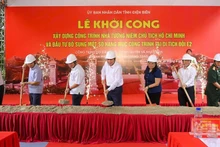 Bí thư Tỉnh ủy Trần Quốc Cường cùng các đại biểu thực hiện nghi thức khởi công công trình. 