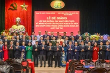 Thường trực Ban Bí thư Trần Cẩm Tú cùng các đại biểu và các đồng chí học viên tại lễ bế giảng.