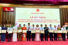 Các đồng chí lãnh đạo Ủy ban nhân dân tỉnh Điện Biên trao Bằng khen của Ủy ban nhân dân tỉnh tặng các cá nhân có nhiều đóng góp trong công tác tuyên truyền tại Điện Biên.