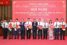Các đồng chí lãnh đạo tỉnh Điện Biên trao quyết định, tặng hoa chúc mừng 6 đồng chí được tin tưởng điều động, giao trọng trách mới.