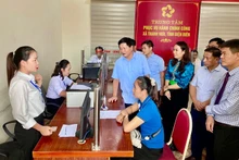 Chủ tịch Ủy ban nhân dân tỉnh Điện Biên Lê Thành Đô kiểm tra vận hành Trung tâm phục vụ hành chính công theo mô hình chính quyền địa phương hai cấp tại xã Thanh Nưa (mới). (Ảnh: LÊ LAN)