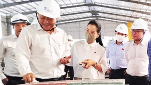 Rác được đốt phát điện và tro xỉ được tái chế thành vật liệu xây dựng thân thiện với môi trường tại Công ty cổ phần - Tổng công ty Nước-Môi trường Bình Dương.