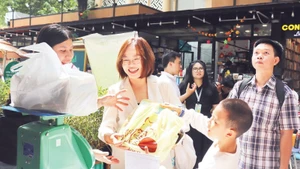 Các tình nguyện viên đang tiếp nhận sách cho dự án “Hải đăng trên bản” mùa thứ ba. (Ảnh CTV)