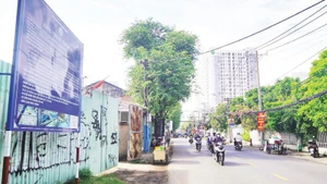 Địa phương đang tích cực vận động các hộ dân nhận bồi thường, bàn giao mặt bằng để sớm khởi công dự án cầu đường Nguyễn Khoái vào tháng 10/2025. (Ảnh THẾ ANH)
