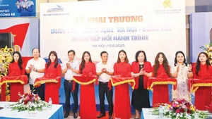 Các đại biểu thực hiện nghi thức khai trương đoàn tàu. (Ảnh TRẦN LONG)