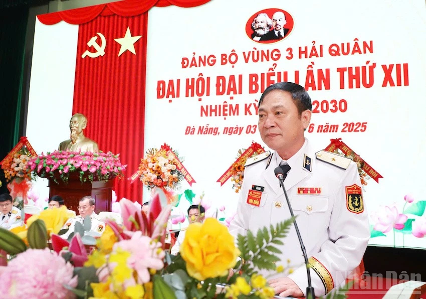 Chuẩn Đô đốc Lê Bá Quân, Phó Tư lệnh Quân chủng Hải quân phát biểu chỉ đạo Đại hội. (Ảnh: ĐÌNH TĂNG)