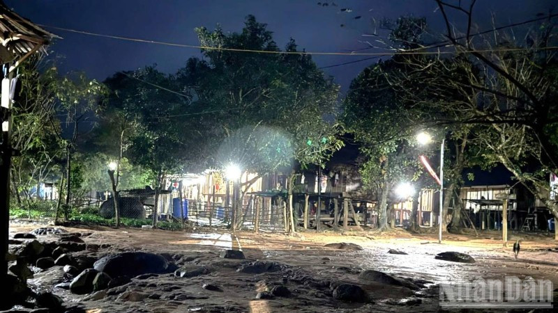 Lần đầu tiên sau hàng chục năm, bản Dốc Mây bừng sáng ánh điện. Dù mưa lạnh nhưng không gian của bản vẫn sáng lên niềm vui và niềm hy vọng về tương lai tươi sáng phía trước.