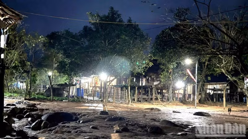 Lần đầu tiên sau hàng chục năm, bản Dốc Mây bừng sáng ánh điện. Dù mưa lạnh nhưng không gian của bản vẫn sáng lên niềm vui và niềm hy vọng về tương lai tươi sáng phía trước.