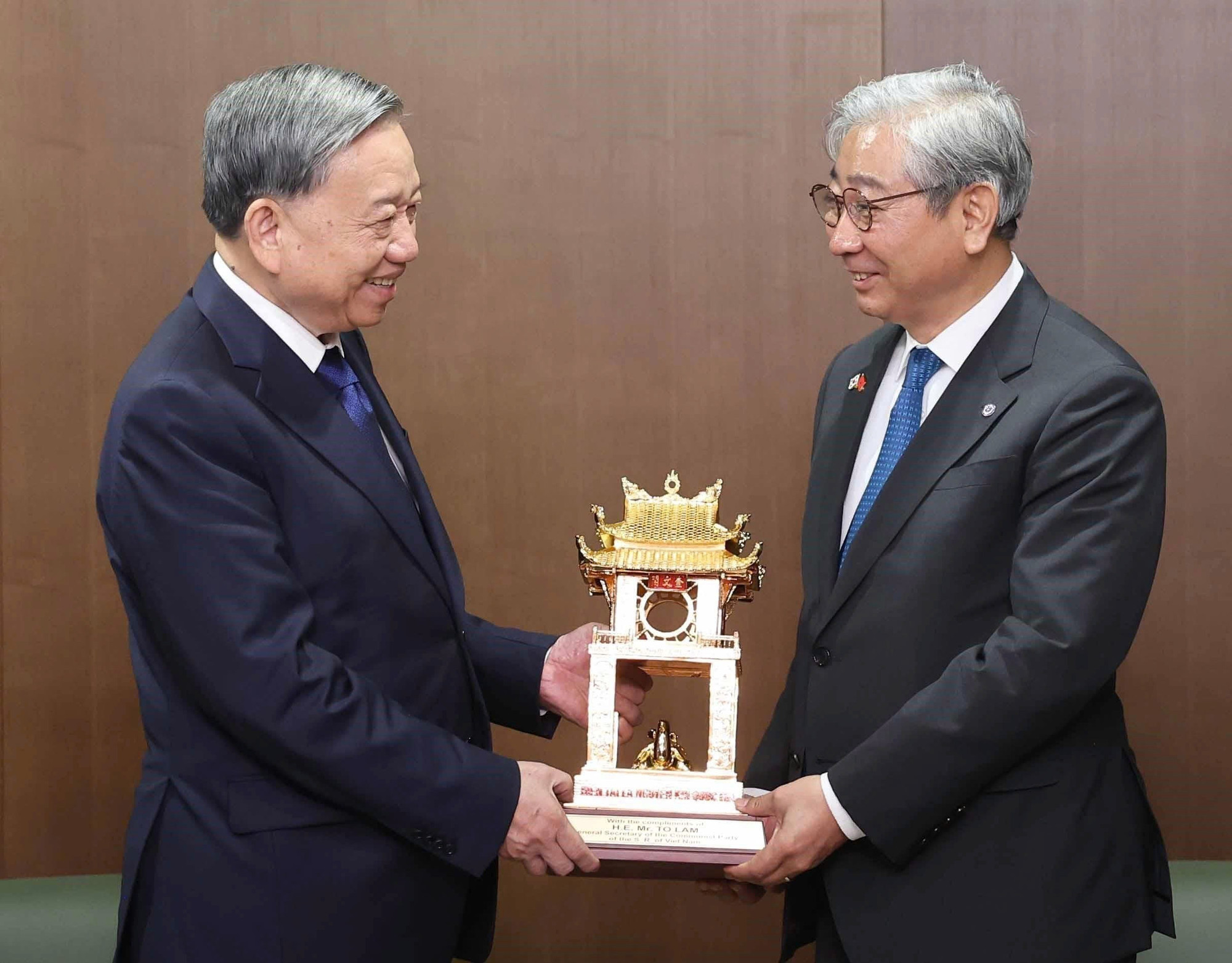 Tổng Bí thư Tô Lâm tặng quà lưu niệm cho Trường Đại học Yonsei. (Ảnh: Thống Nhất-TTXVN) z6896411143201-d1bc8f5c0676cbdcfbd127289f9c0a0c.jpg
