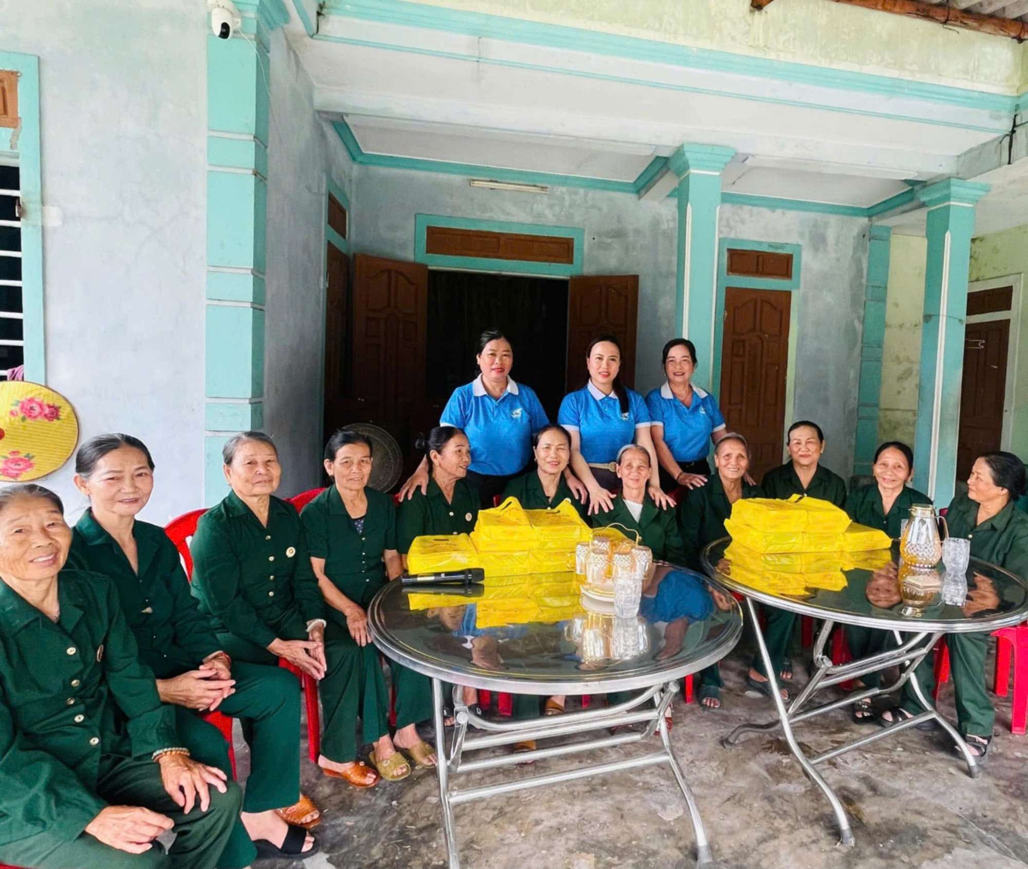 Chủ tịch Ủy ban nhân dân xã Hoành Sơn cùng Hội Liên hiệp phụ nữ nữ phường Hoành Sơn tới thăm bà Tưởng Thị Diên và các nữ dân quân Kỳ Phương năm xưa nhân dịp kỷ niệm 78 năm Ngày Thương binh-Liệt sĩ (27/7). z6825076033843-be8d7f340ea23391727aeac291939d09.jpg