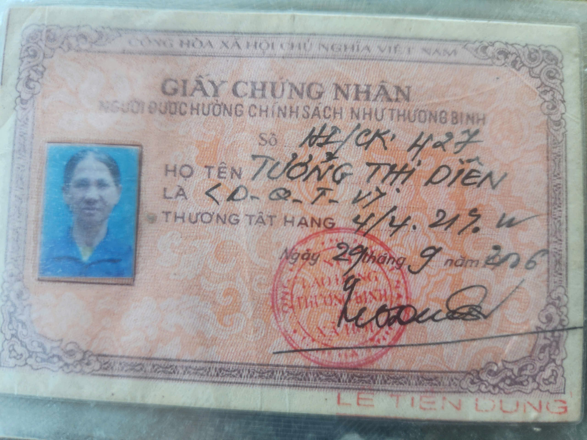 Giấy chứng nhận người được hưởng chính sách như thương binh của bà Tưởng Thị Diên. z6825076506759-cf129ff214d85e53fc241d756fa911c0.jpg