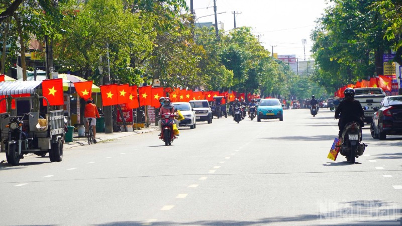 Nhiều tuyến đường ở trung tâm tỉnh lỵ Quảng Nam (cũ) rực rỡ cờ hoa chào đón năm mới 2026.