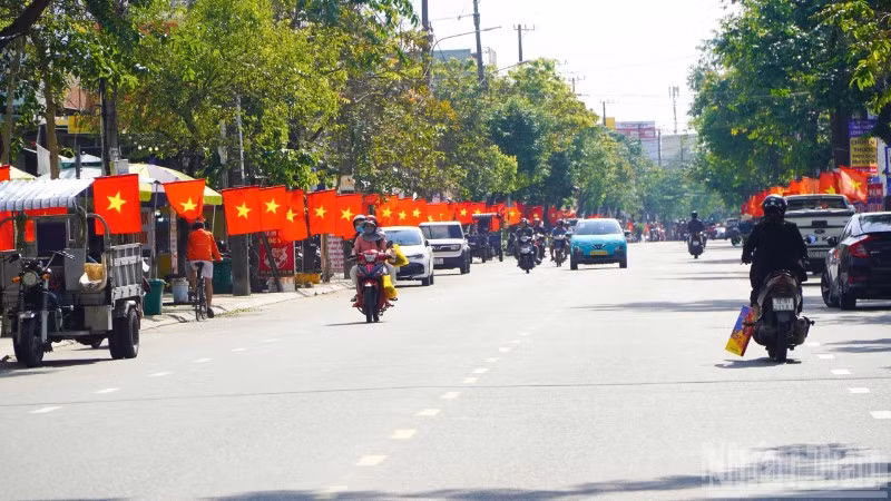 Nhiều tuyến đường ở trung tâm tỉnh lỵ Quảng Nam (cũ) rực rỡ cờ hoa chào đón năm mới 2026.