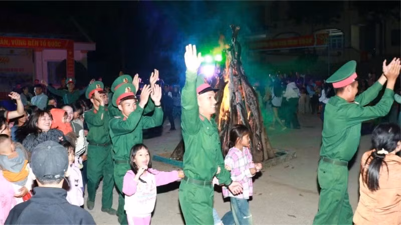 Bộ đội cùng giao lưu với người dân xã vùng sâu Yang Mao.