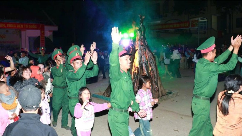 Bộ đội cùng giao lưu với người dân xã vùng sâu Yang Mao.