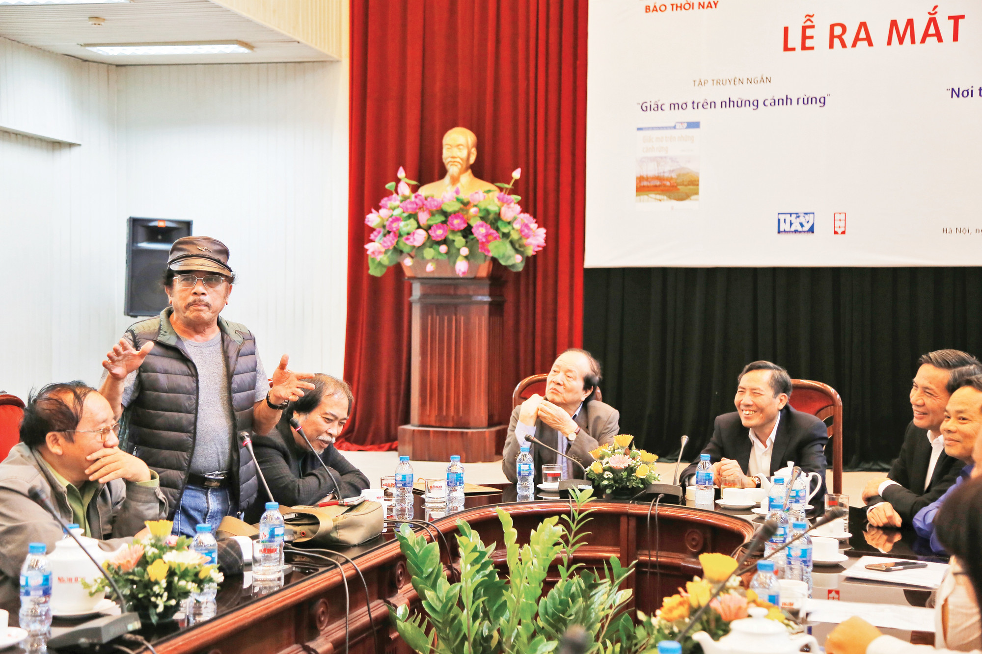 Các trí thức, văn nghệ sĩ trong một cuộc tọa đàm nâng cao chất lượng các ấn phẩm của Báo Nhân Dân.