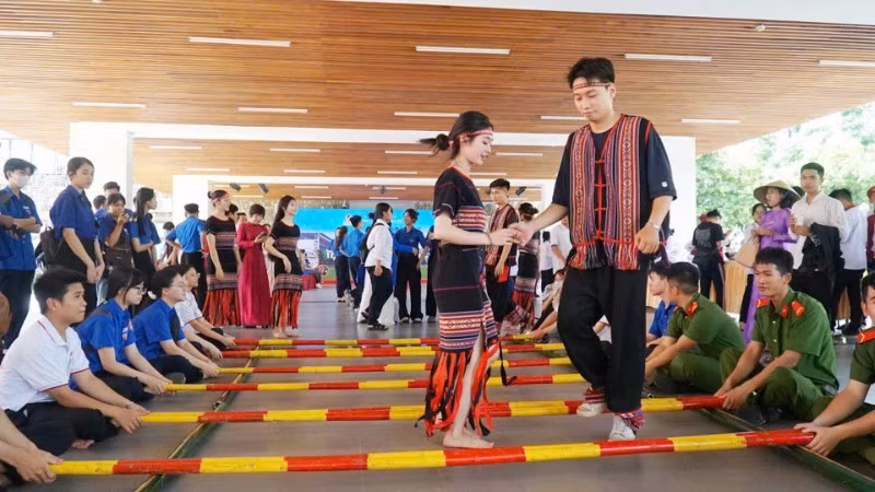 Các bạn đoàn viên thanh niên tham gia Ngày hội Toàn dân bảo vệ an ninh Tổ quốc tại trường Cao đẳng du lịch Huế năm 2025. (Ảnh: Công an thành phố Huế) 