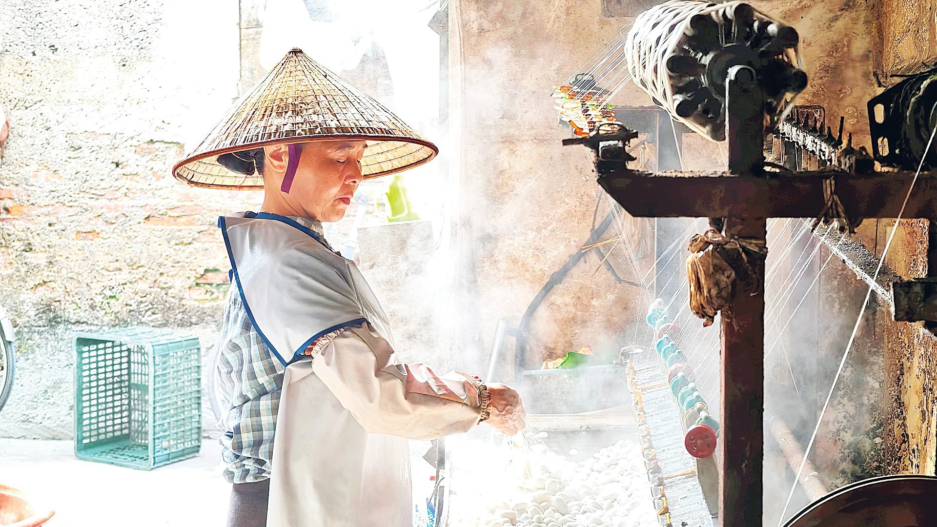 Tơ vàng óng ánh ai hong giữa làng